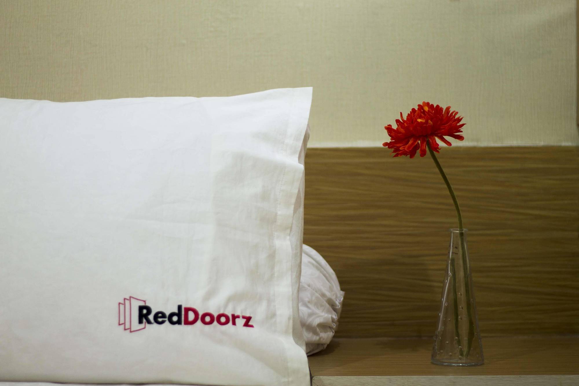 Hotel Reddoorz @ Tegal Sari Berawa à Kuta Lombok Extérieur photo